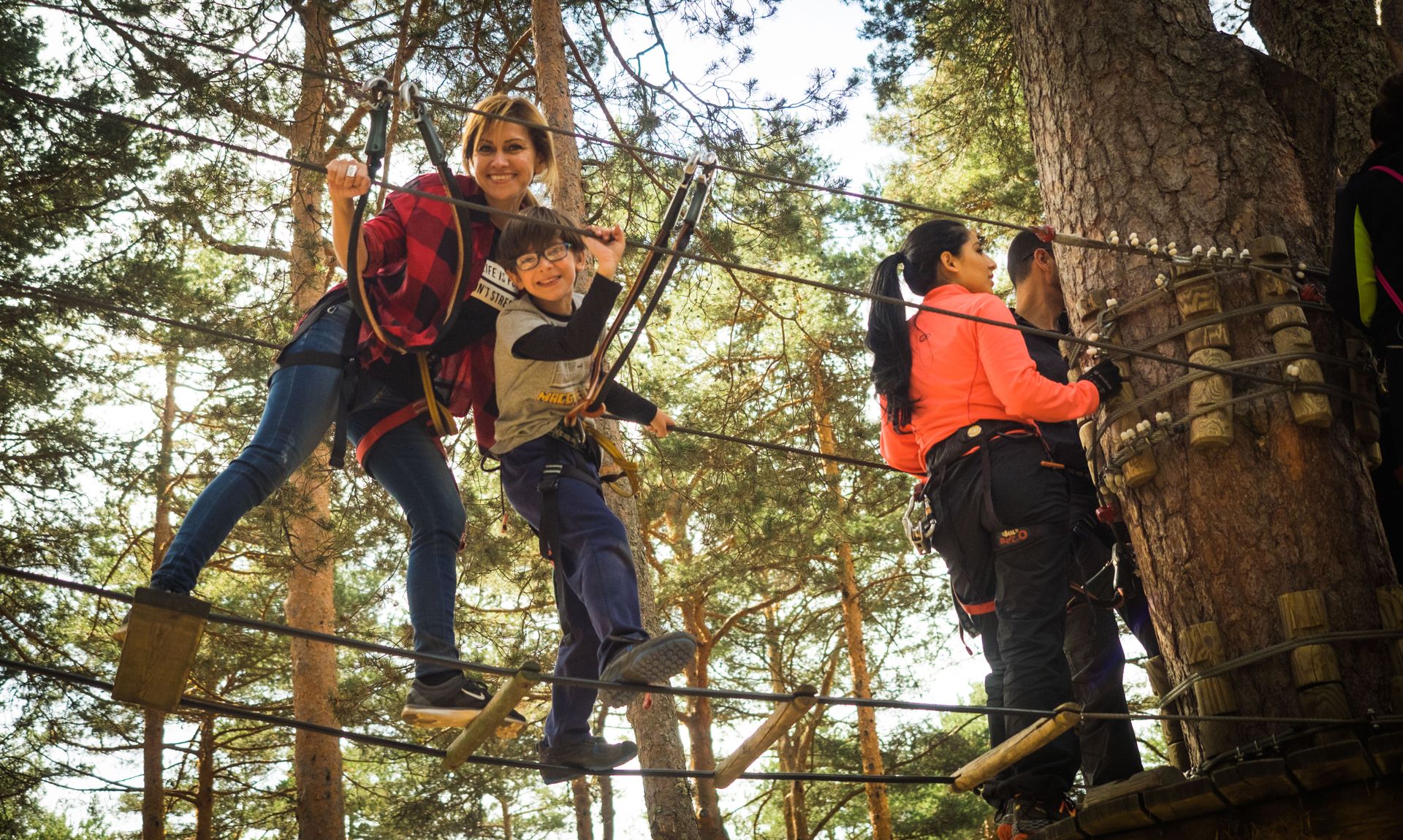 geniet van het touwenparcours in st cast bij camping Château de Galinée
